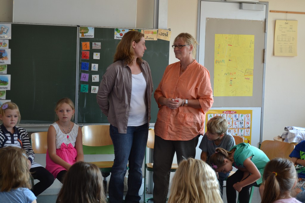 Lehrerin Gaby Schmidt (links) und Erzieherin Trixi Rogalski arbeiten gemeinsam mit den Schülern der Grundschule Traberweg (Fotograf: Christian Böhme)